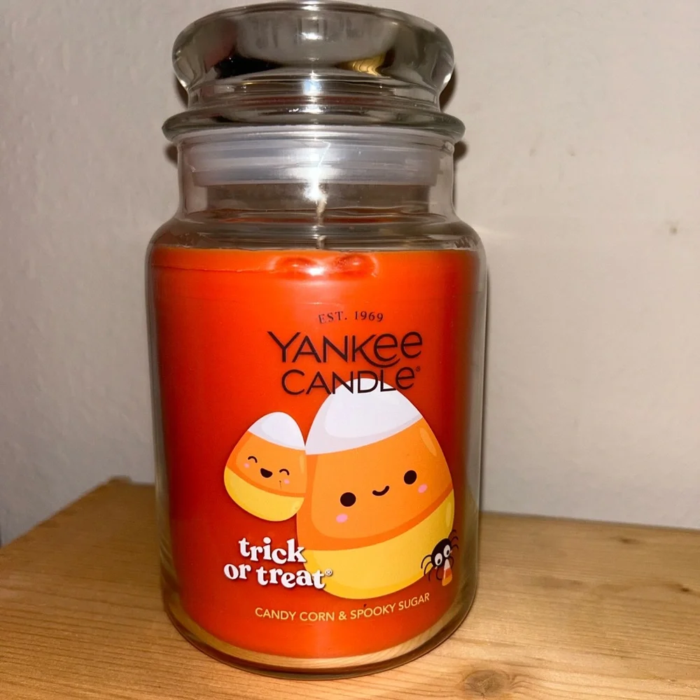NWT Yankee Candle Trick or Treat Candy Corn Jar Candle - Orange